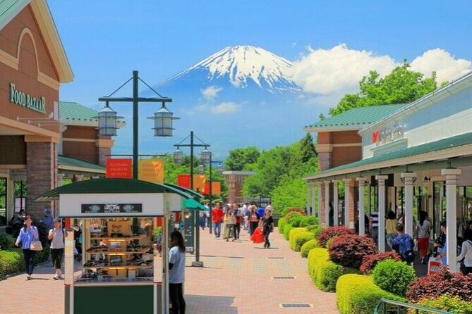 Mount Fuji 5th Station, Arakurayama, Oshino Hakkai and Hot Spring - Small-group benefits and the guide’s role