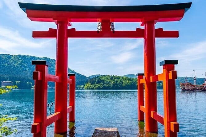 Mount Fuji and Hakone Private Tour with Pickup from Tokyo - Lake Ashi and the famous red torii on the water