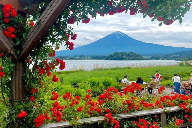 Private Mount Fuji Tours with Car Pickup from Tokyo - Chureito Pagoda and Arakura Sengen Shrine: Fuji framed by tradition