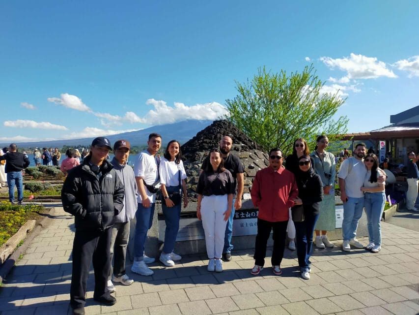 Tokyo: Mt Fuji Lake Kawaguchiko Tour & Arakuyama Sengen Park - Getting Started at Tokyo Station: Meet Early, Find the Flag